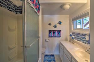 Koupelna v ubytování Waterfront North Bend Home 9 Miles into Town + 17 fotografií