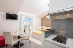 Kuchyň nebo kuchyňský kout v ubytování Apartmani Kaštelančić