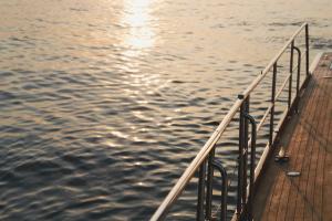 un muelle de madera junto a un cuerpo de agua en Boston Harbor Hotel en Boston