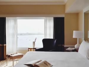 Postel nebo postele na pokoji v ubytování Boston Harbor Hotel