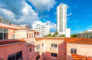 - une vue sur les toits de la ville avec de grands bâtiments dans l'établissement Secret Garden Miami Beach, à Miami Beach