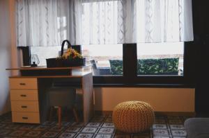Okno z biurkiem i krzesłem w pokoju w obiekcie Kuća za odmor Pušlek w mieście Grabrovnik