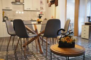 stół jadalny i krzesła w kuchni w obiekcie Kuća za odmor Pušlek w mieście Grabrovnik