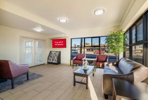 Телевизор и/или развлекательный центр в Days Inn by Wyndham Chula Vista-San Diego