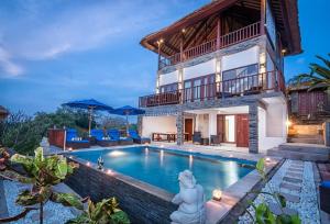 uma villa com uma piscina e uma casa em Villa Keluarga em Nusa Lembongan