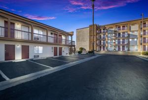 een lege parkeerplaats voor een gebouw bij Days Inn by Wyndham Chula Vista-San Diego in Chula Vista