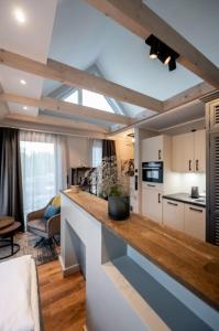 una cucina e un soggiorno con un grande piano di lavoro di 4Hafenzeiten - Ferienwohnung NIE 13 Eva a Timmendorfer Strand