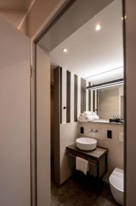 La salle de bains est pourvue d'un lavabo, de toilettes et d'un miroir. dans l'établissement 4Hafenzeiten - Ferienwohnung NIE 13 Eva, à Timmendorfer Strand