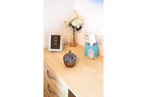 een tafel met een vaas met bloemen op een toonbank bij Brambles Holiday Lodges in Paignton