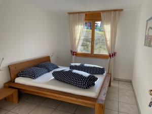 A bed or beds in a room at Ferienwohnung CASA URSIN Val Lumnezia