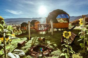 un jardín con iglú y columpio en Los Nopales Glamping en Sáchica