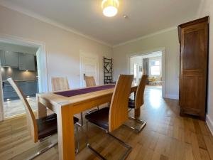 - une salle à manger avec une table et des chaises en bois dans l'établissement Saar-Apartments, à Merzig