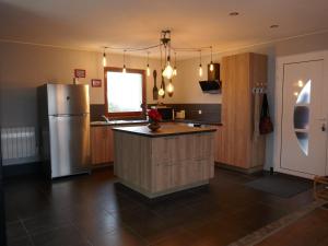 una cucina con frigorifero e piano di lavoro di Agréable maison à la campagne a Schlierbach