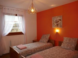 um quarto com duas camas e uma janela em Agréable maison à la campagne em Schlierbach