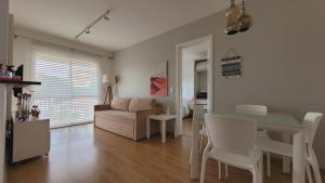 a living room with a table and a couch at Apartamento 50m2 Hospital Einstein Morumbi in Sao Paulo