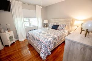 温特黑文Sunrise on Lake Idylwild的一间卧室，里面有一张床和一扇窗户。