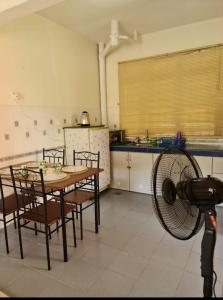 une cuisine avec une table et des chaises dans une cuisine dans l'établissement Laguna Condo Resort Port Dickson, à Port Dickson 22 autres photos
