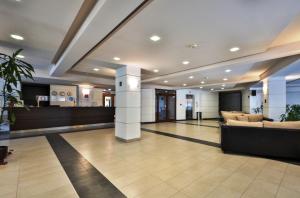 a lobby of a hospital with a couch and a waiting room at Bellevue Residence RELAX ZONE in Bansko