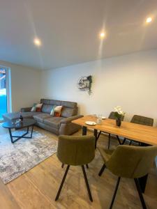 ein Wohnzimmer mit einem Tisch und einem Sofa in der Unterkunft Appartements Emilia in Ehrwald