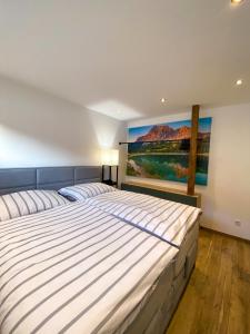 ein Schlafzimmer mit 2 Betten und einem Wandgemälde in der Unterkunft Appartements Emilia in Ehrwald