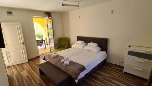 Posteľ alebo postele v izbe v ubytovaní Mediterran Apartman with Pool