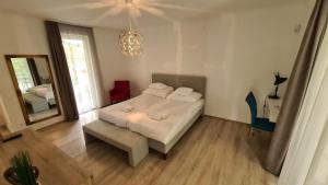 Posteľ alebo postele v izbe v ubytovaní Mediterran Apartman with Pool