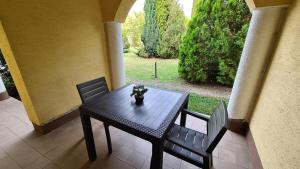 Vonkajšia záhrada v ubytovaní Mediterran Apartman with Pool