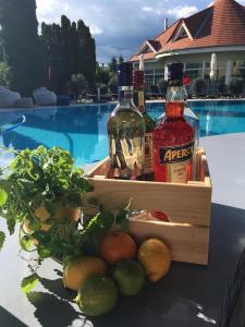 Nápoje v ubytovaní Mediterran Apartman with Pool