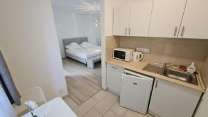 Kuchyňa alebo kuchynka v ubytovaní Mediterran Apartman with Pool