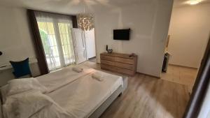 Posteľ alebo postele v izbe v ubytovaní Mediterran Apartman with Pool