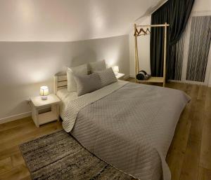 ein Schlafzimmer mit einem großen weißen Bett mit zwei Lampen in der Unterkunft Вілла Бовч in Jaremtsche