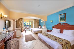 una camera d'albergo con letto e soggiorno di Titanic Palace a Hurghada
