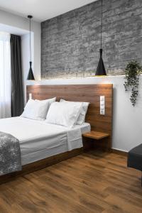 Кровать или кровати в номере Adelle Apartments, The Luxury Suites