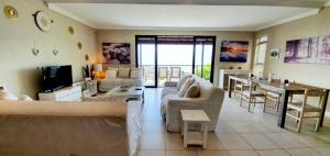 un soggiorno con divano e tavolo di Sovereign Sands 2 a KwaDukuza