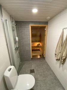 a bathroom with a toilet and a door to a closet at Modern two bedroom apartment near Helsinki Airport in Vantaa