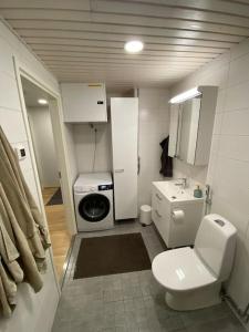 Ванная комната в Modern two bedroom apartment near Helsinki Airport