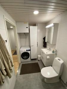 A bathroom at Modern two bedroom apartment near Helsinki Airport