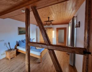 Habitación con litera y techos de madera. en Siggis Pension - Apartments, en Ostseebad Sellin