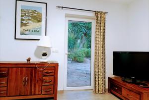 Telewizja i/lub zestaw kina domowego w obiekcie Tottam Art & Healthy Garden