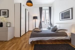Appartement Luxueux Centre Ville في كولمار: غرفة نوم بيضاء بها سرير ونافذة