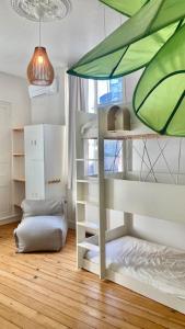 a bedroom with a bunk bed with a green canopy at l'Appartement Grand Théatre in Bordeaux
