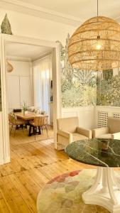 a living room with a table and a dining room at l'Appartement Grand Théatre in Bordeaux