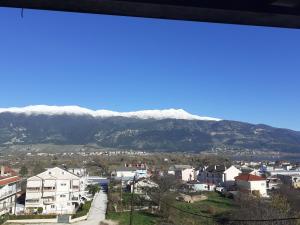 A general mountain view or a mountain view taken from Az apartmant