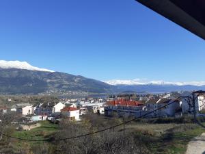 A general mountain view or a mountain view taken from Az apartmant