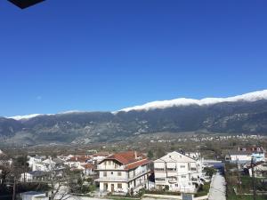 A general mountain view or a mountain view taken from Az apartmant