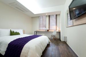 Postel nebo postele na pokoji v ubytování Metro Hotel Myeongdong