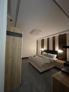 Ένα ή περισσότερα κρεβάτια σε δωμάτιο στο الأيبنوس EBONyشالية فندقي بصالة سينما ومسبح بجهاز تدفئة