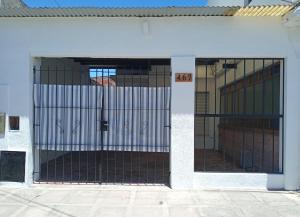 una entrada a un edificio con una puerta en El Descanso en Lobos