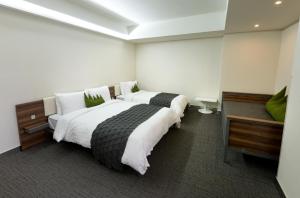 Postel nebo postele na pokoji v ubytování Metro Hotel Myeongdong