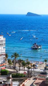 widok na plażę z łodziami na wodzie w obiekcie Coblanca-Benidorm beach w mieście Benidorm
